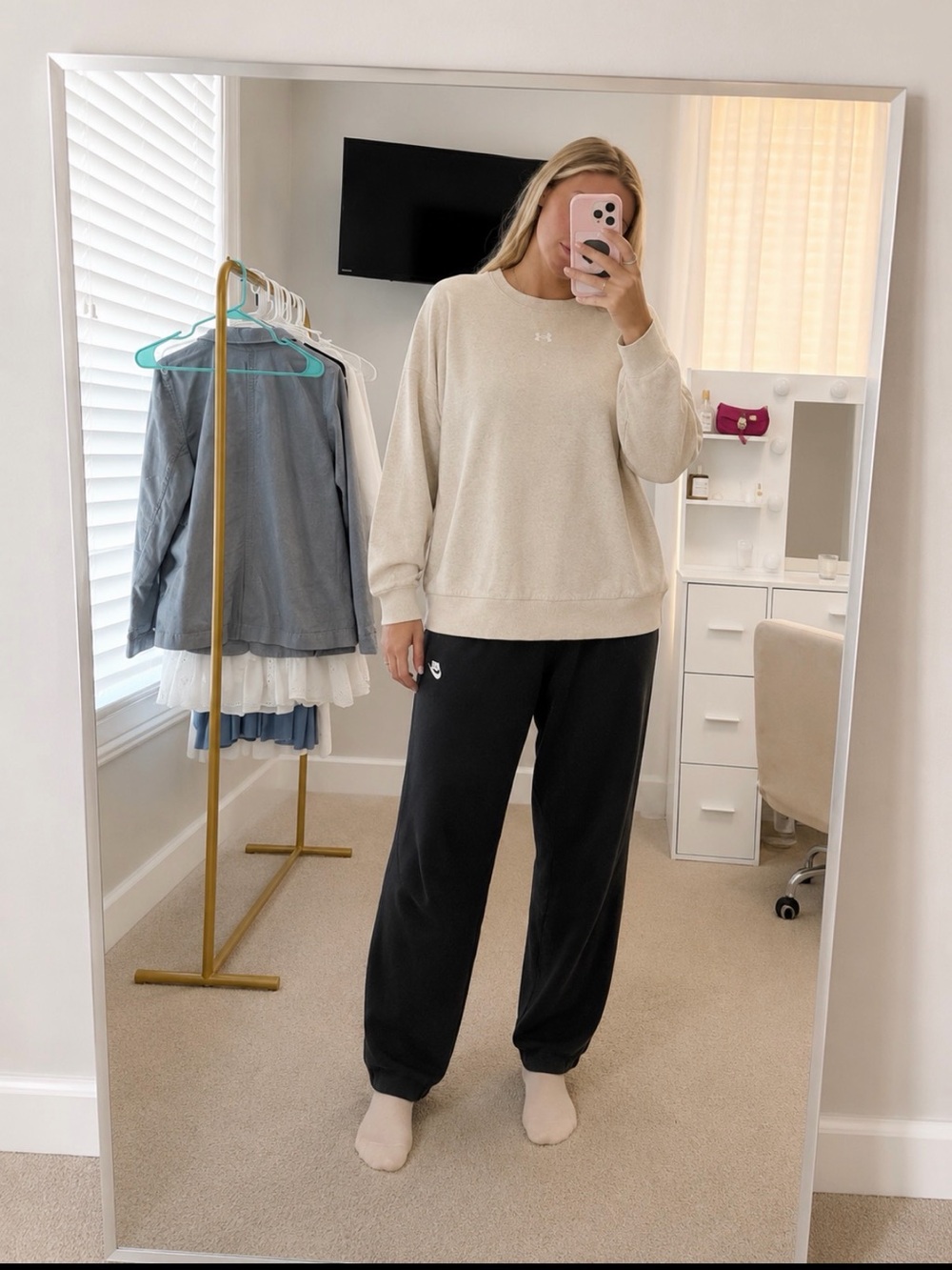 Under Armour Cream Crewneck Sweatshirt with Subtle Logo